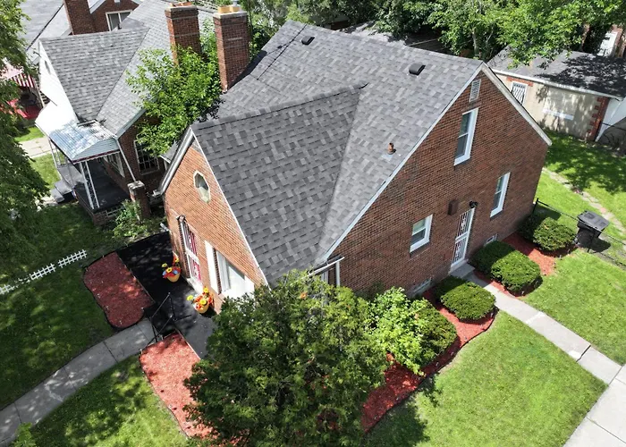 Peaceful Detroit Home W/ Yard: 10 Mi To Downtown!