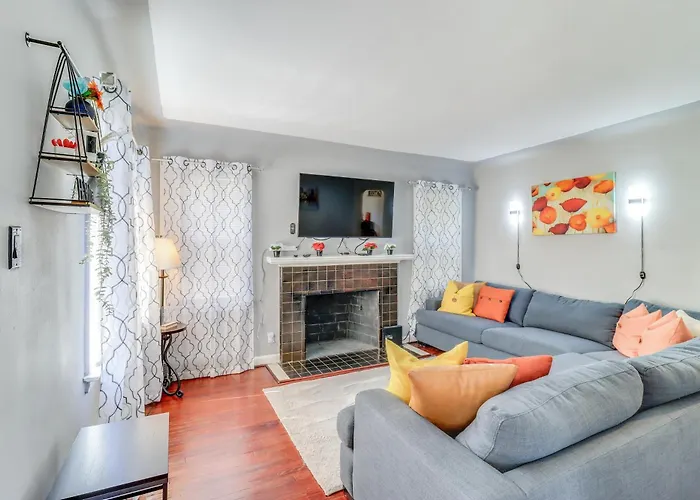 Peaceful Detroit Home W/ Yard: 10 Mi To Downtown!