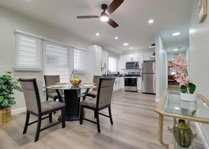 1 Mile To Henry Ford Hospital! Renovated Rental