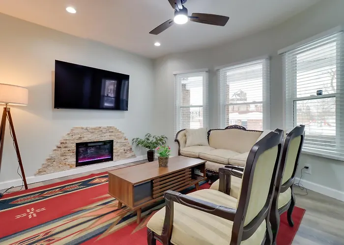 1 Mile To Henry Ford Hospital! Renovated Rental