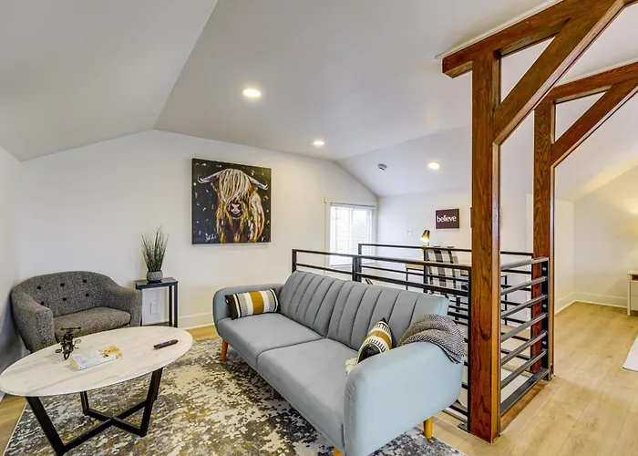 Spacious & Updated Group Getaway In Detroit!
