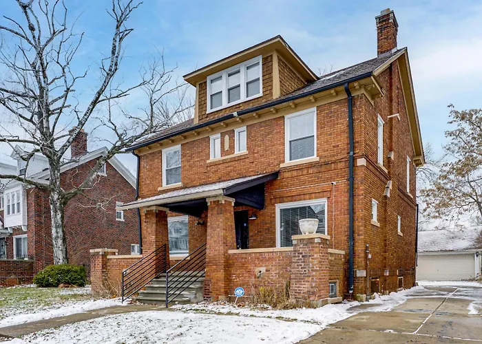 Spacious & Updated Group Getaway In Detroit!